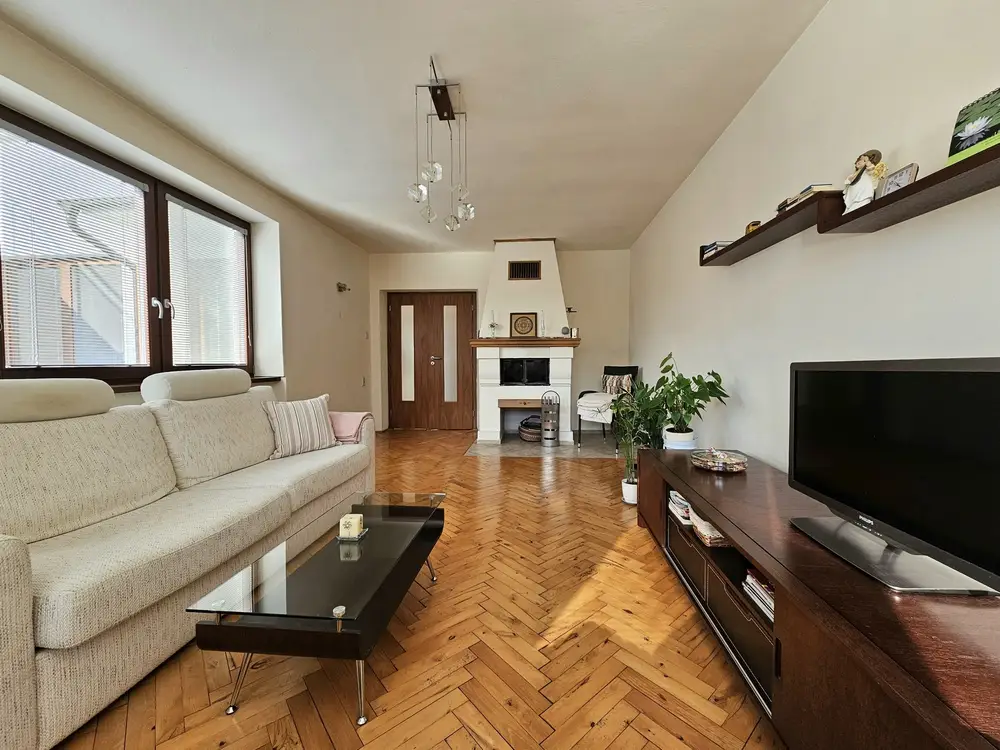 Dvojpodlažný rodinný dom v radovej zástavbe v obľúbenej lokalite „Mravenisko" – Topoľčany