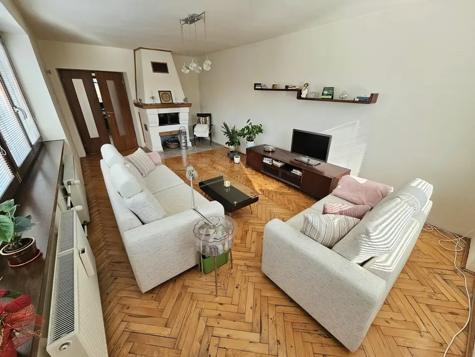 Dvojpodlažný rodinný dom v radovej zástavbe v obľúbenej lokalite „Mravenisko" – Topoľčany