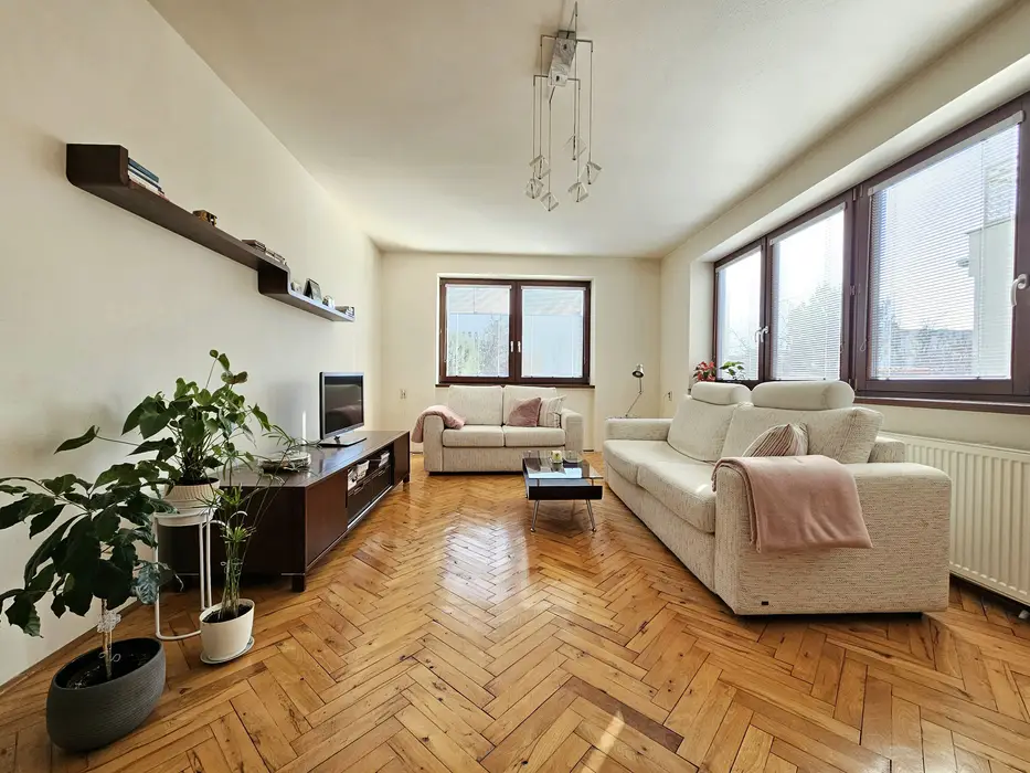 Dvojpodlažný rodinný dom v radovej zástavbe v obľúbenej lokalite „Mravenisko" – Topoľčany