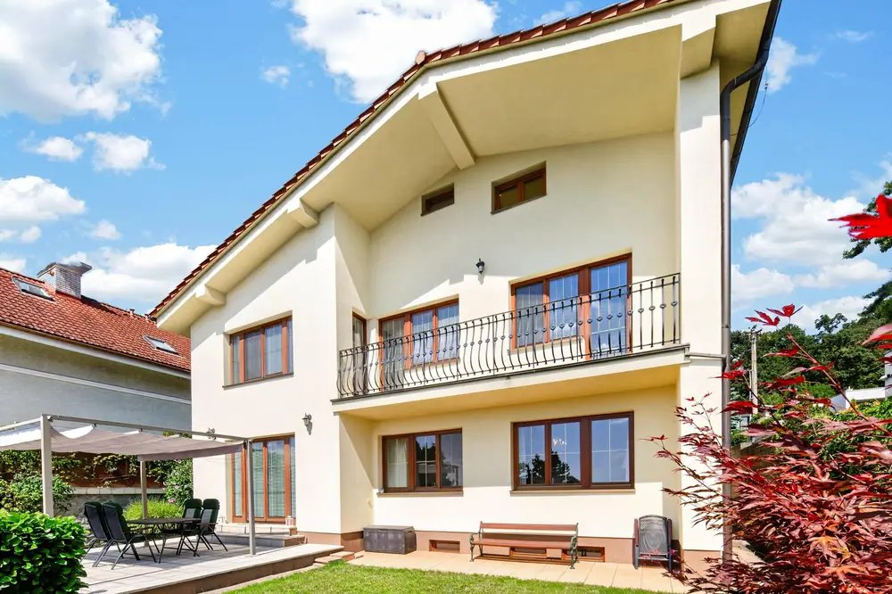 Veľkorysá rodinná vila s panoramatickým výhľadom a súkromím na Kolibe