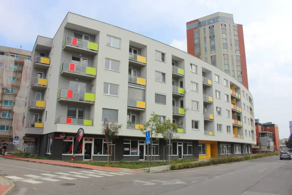 Na prenájom obchodný priestor v novostavbe na Úderníckej ulici v Petržalke – Bratislava