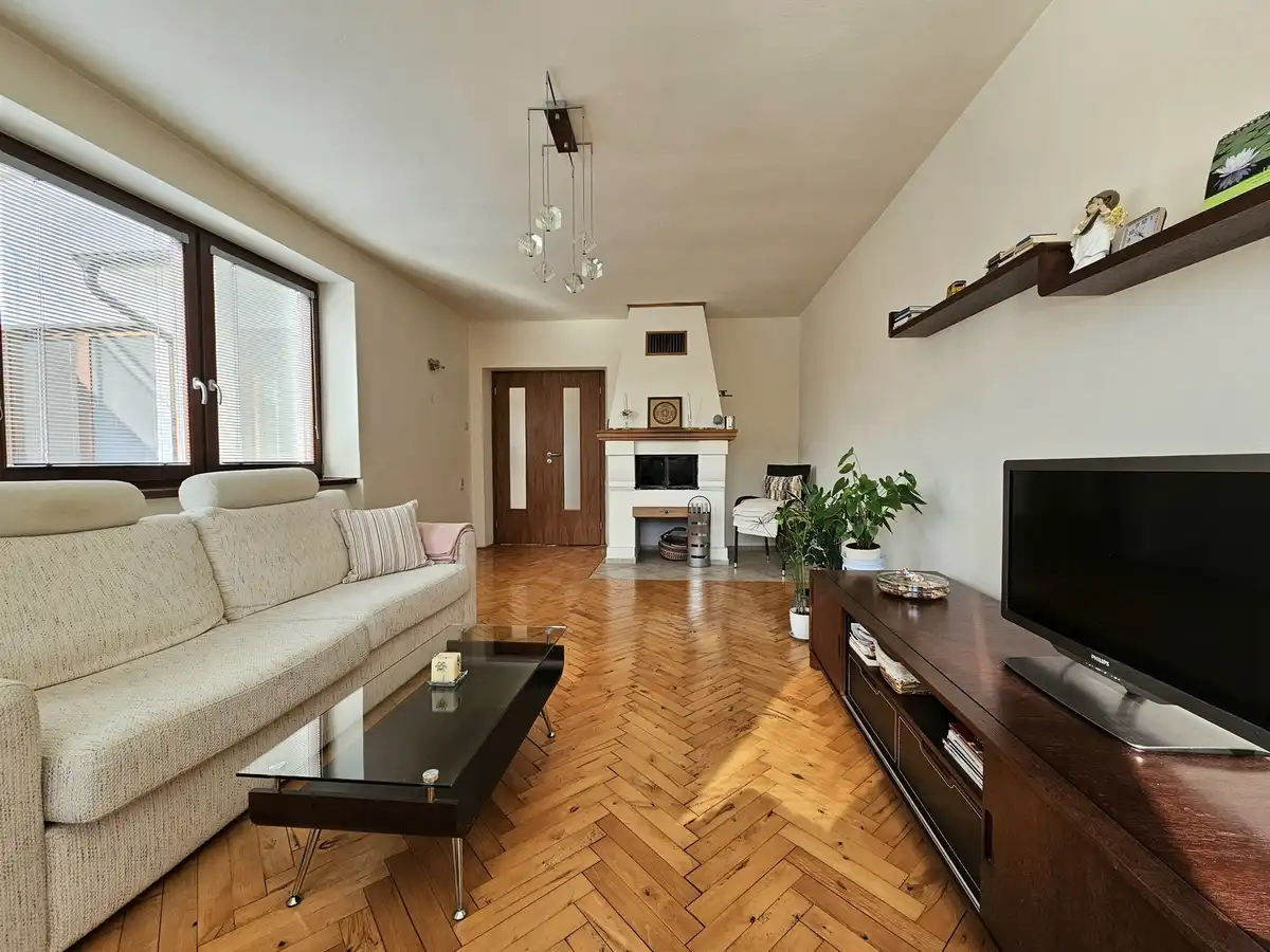 Dvojpodlažný rodinný dom v radovej zástavbe v obľúbenej lokalite „Mravenisko" – Topoľčany